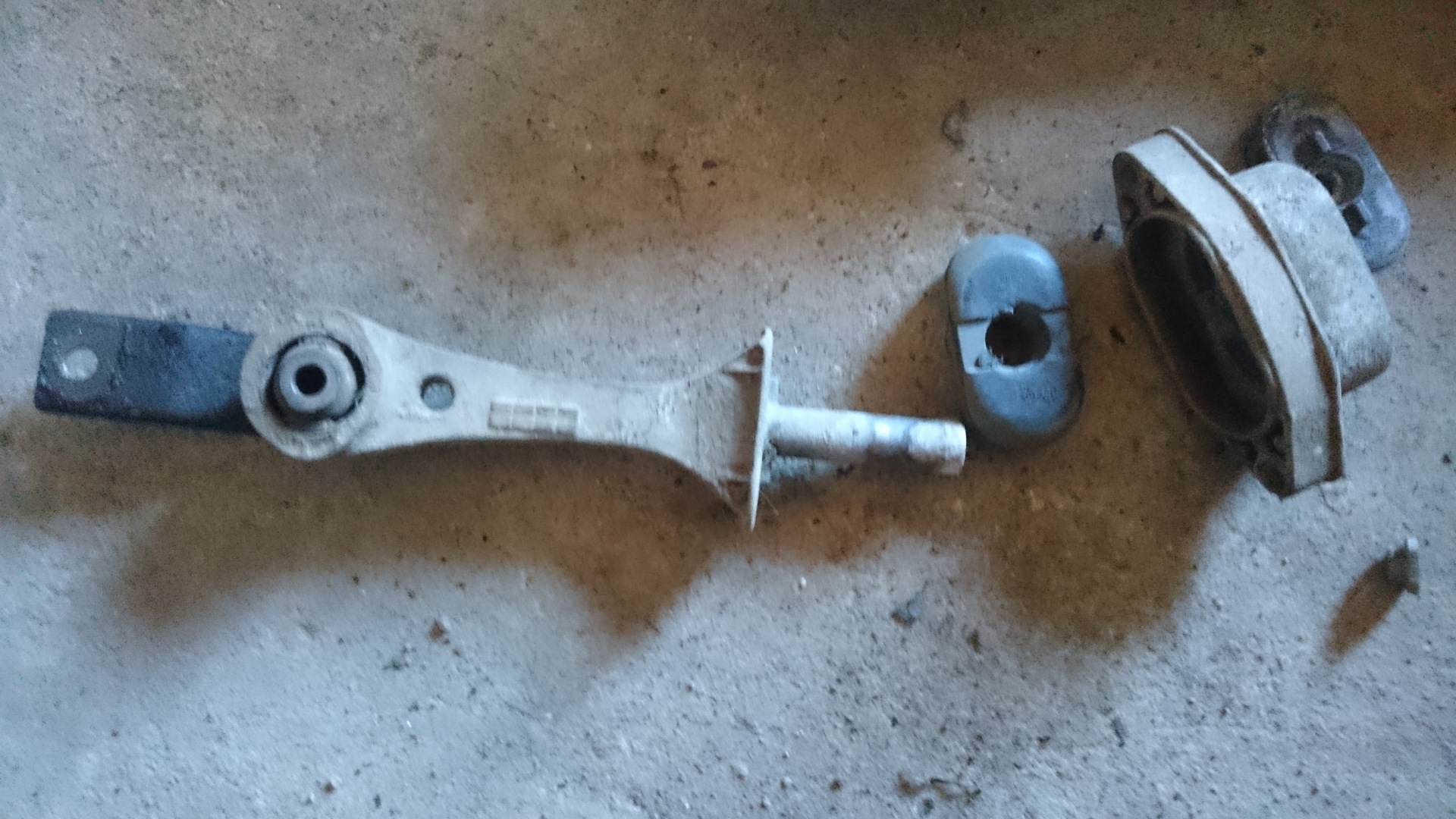 кронштейн двигателя правый octavia tour. опора двигателя шкода октавия. нижняя опора двигателя шкода октавия а5. кронштейн опоры двигателя шкода октавия тур. правая подушка двигателя шкода октавия тур 1.