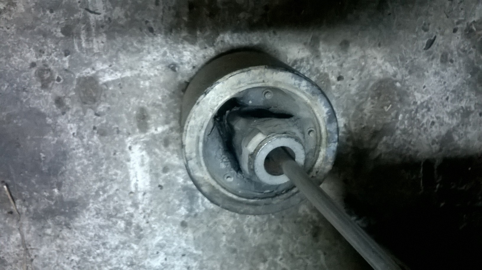 50. Сайлентблоки продольных рычагов (тяг) — Toyota Land Cruiser Prado ...