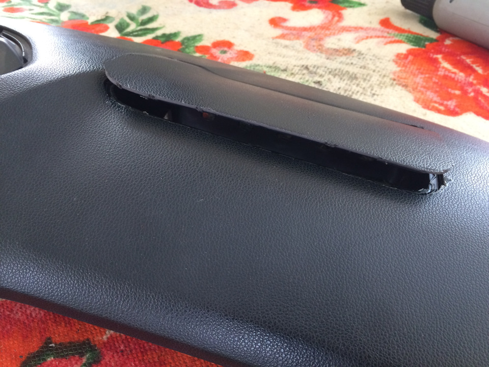 Ремонт с последующей обтяжки винилом торпедо и крышки сигнала после ДТП ...