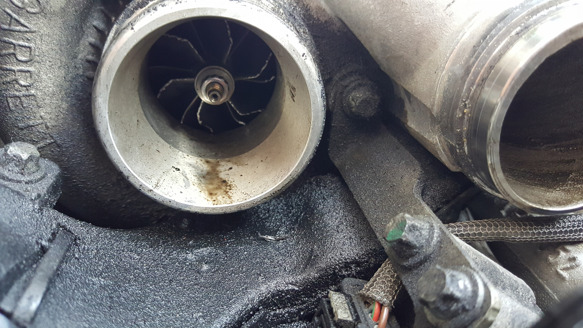 Причина выхода из строя турбины камминз. В трубе турбины масло. Течь масла с турбины причины. Турбина погнала масло. Турбина погнала масло.