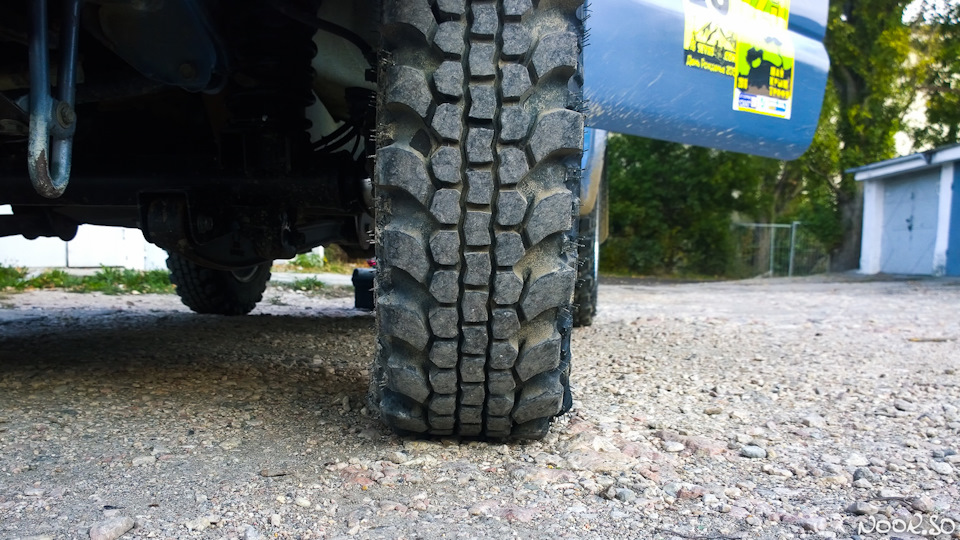 Для нивы simex extreme trekker. 7e208fes 960. Для нивы simex extreme trekker фото. Для нивы simex extreme trekker-7e208fes 960. картинка Для нивы simex extreme trekker. картинка 7e208fes 960. Пару месяцев назад я еще не определившись окончательно, что готов к 31" колесам купил Simex Extreme Trekker 29-7.5-16. В традиционном для нас метрическом размере это 195/80R16. Индекс нагрузки 98 указывает, что максимальная нагрузка на колесо может быть до 750кг, а максимальная скорость — 140км/ч о чем свидетельствует индекс N. Это, наверное, самые большие колеса, которые может переварить родная трансмиссия джимника. А еще это наверное самая маленькая шина Экстрим класса из именытых производителей. Следующие за ней уже начинаются от 31 дюйма.