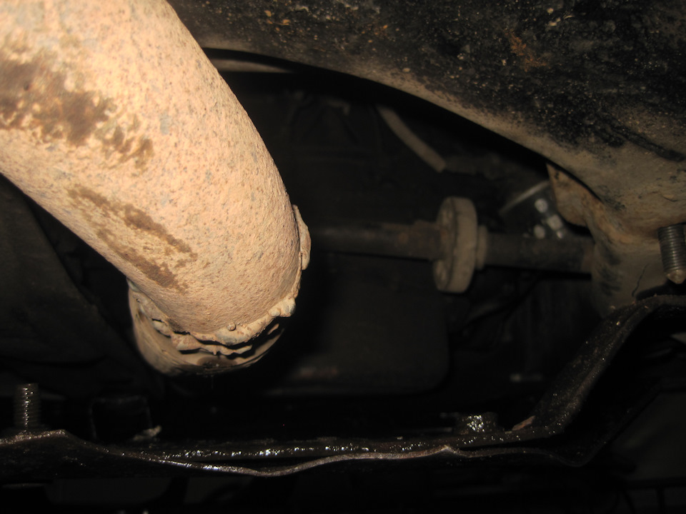 труба низковата висит.когда вырезали катализатор извращались вваривали трубу чуть не правильно.и нет кранштейна от блока чтоб трубу держать.вобщем и так норм до защиты не достает — Daewoo Leganza