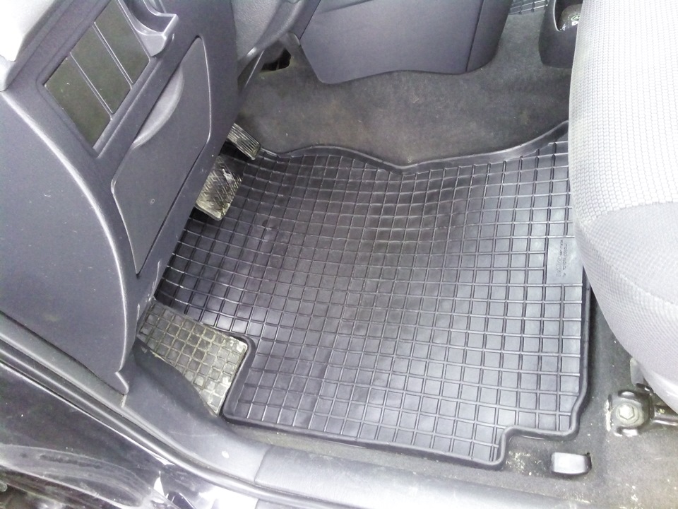 Коврики в салон — Pontiac Vibe (1G), 1,8 л, 2005 года | аксессуары | DRIVE2