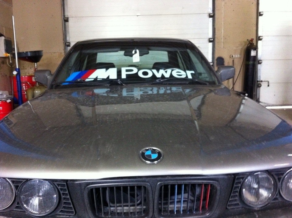 Сделал наклейку "M Power" — BMW 5 series (E34), 3,5 л, 1990 года ...