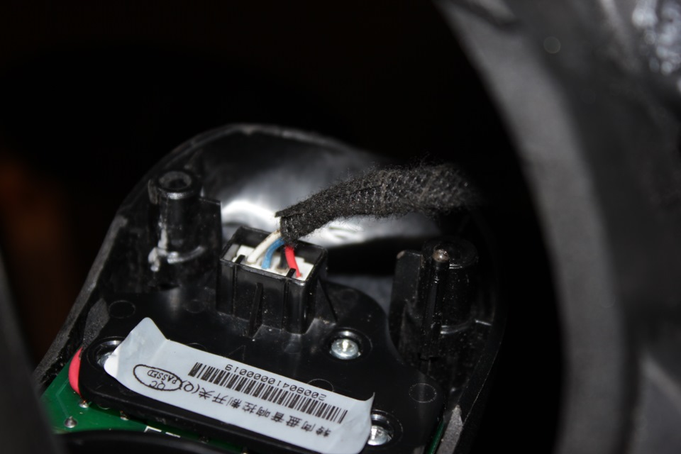 Видна подгонка по месту и разъём пульта — Chevrolet Niva (1G)