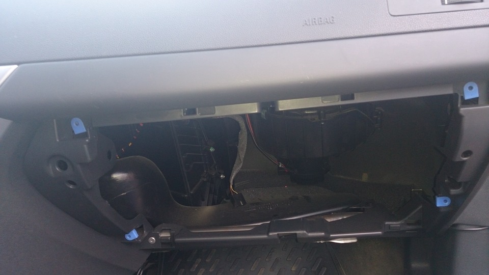 Охлаждаемый перчаточный ящик (бардачек). — Opel Astra H, 1,6 л, 2012 ...