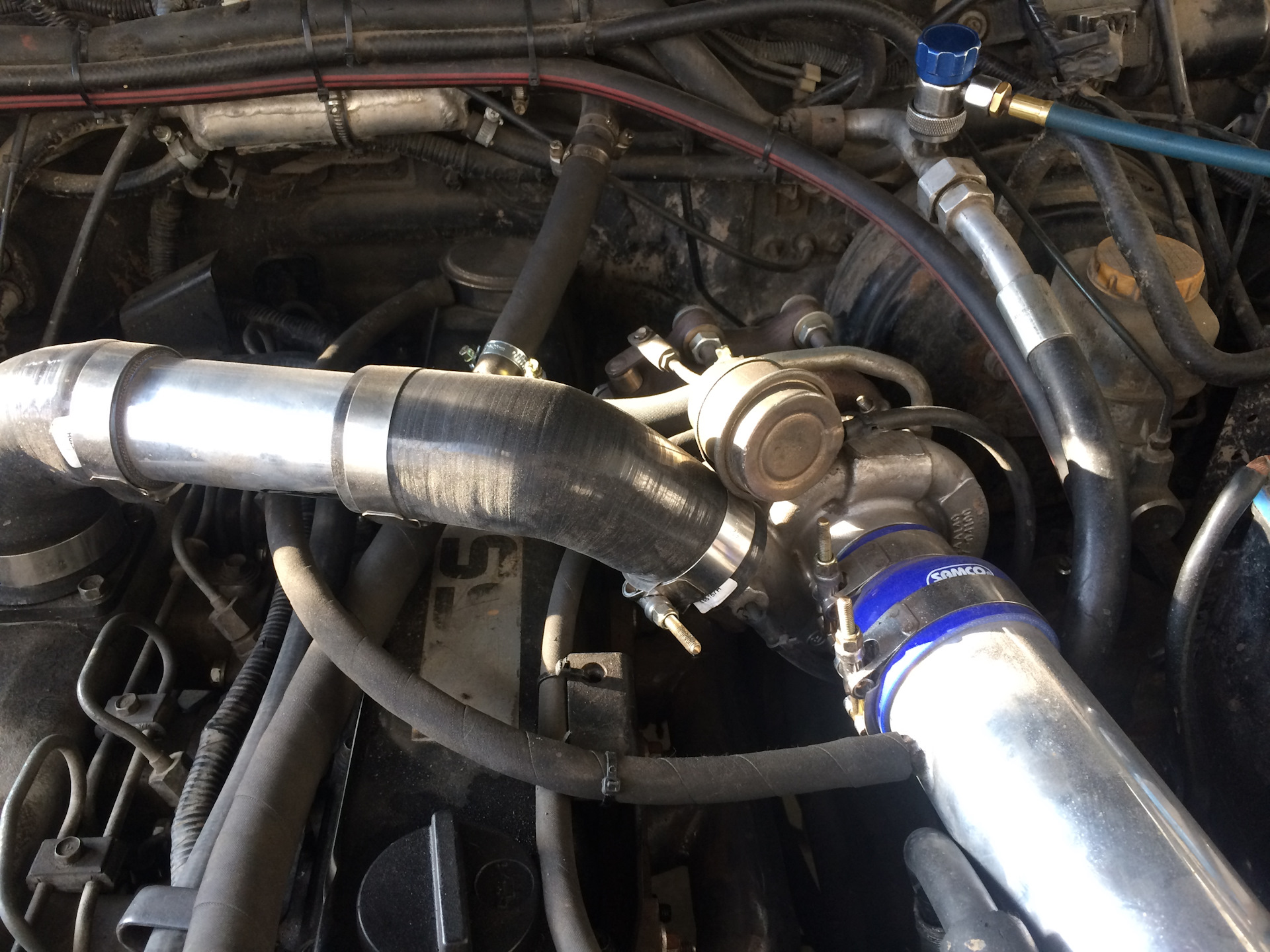 неисправности турбокомпрессора. сломалась турбина. поломка турбины и турбокомпрессора. ремонт установка турбин. турбина авто.