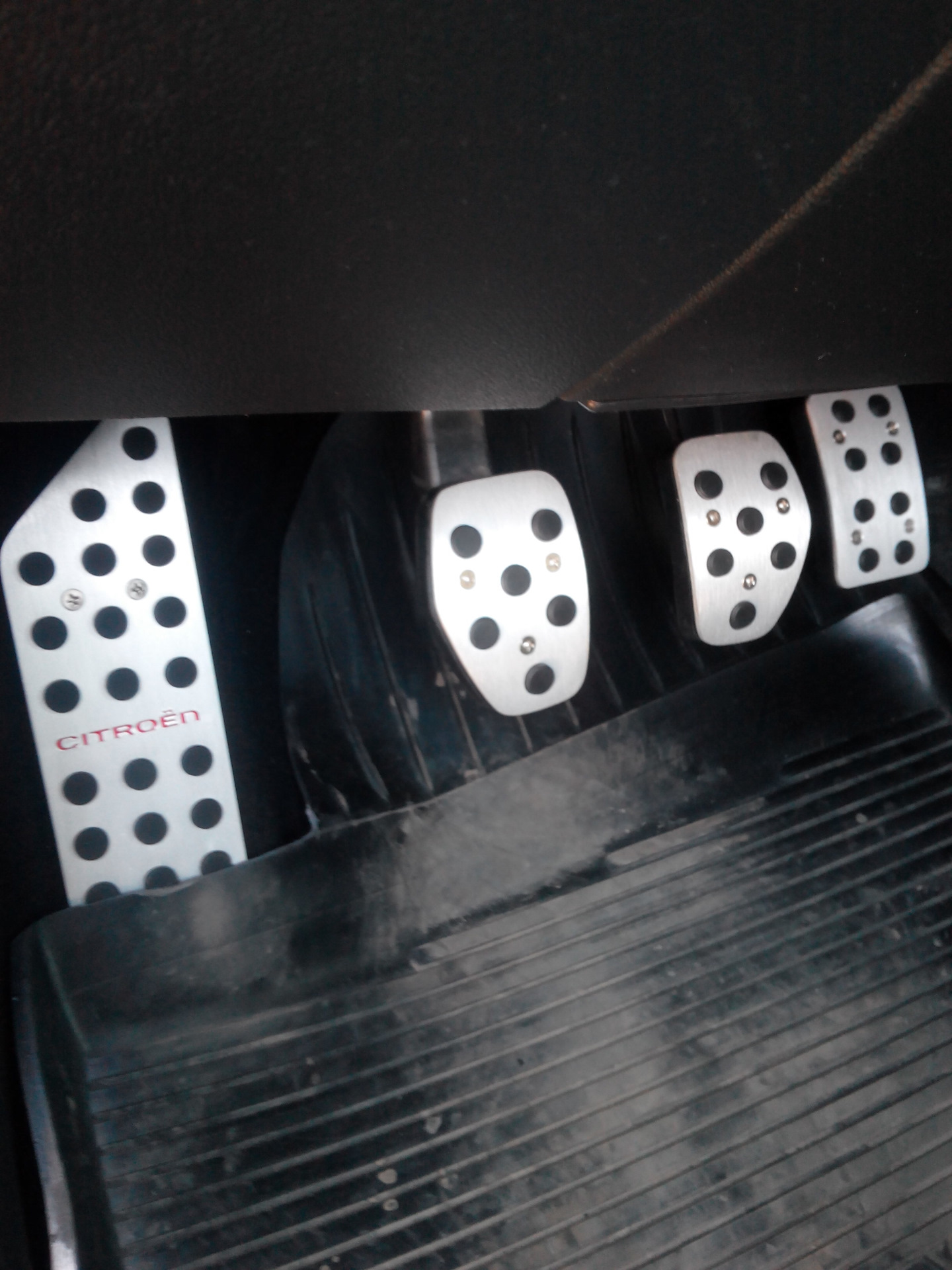 как снять накладку педали