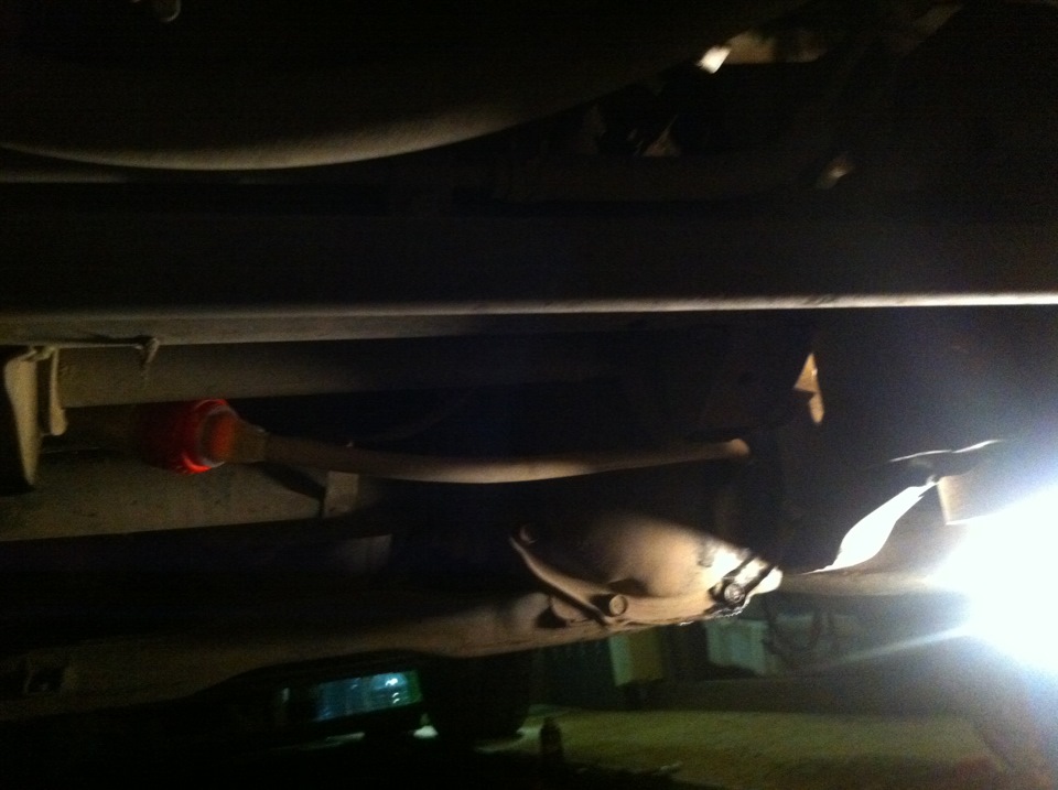 слева красненькое — пробка бутылки, шланг слева направо в отверстие моста — Mitsubishi Pajero Sport (2G)