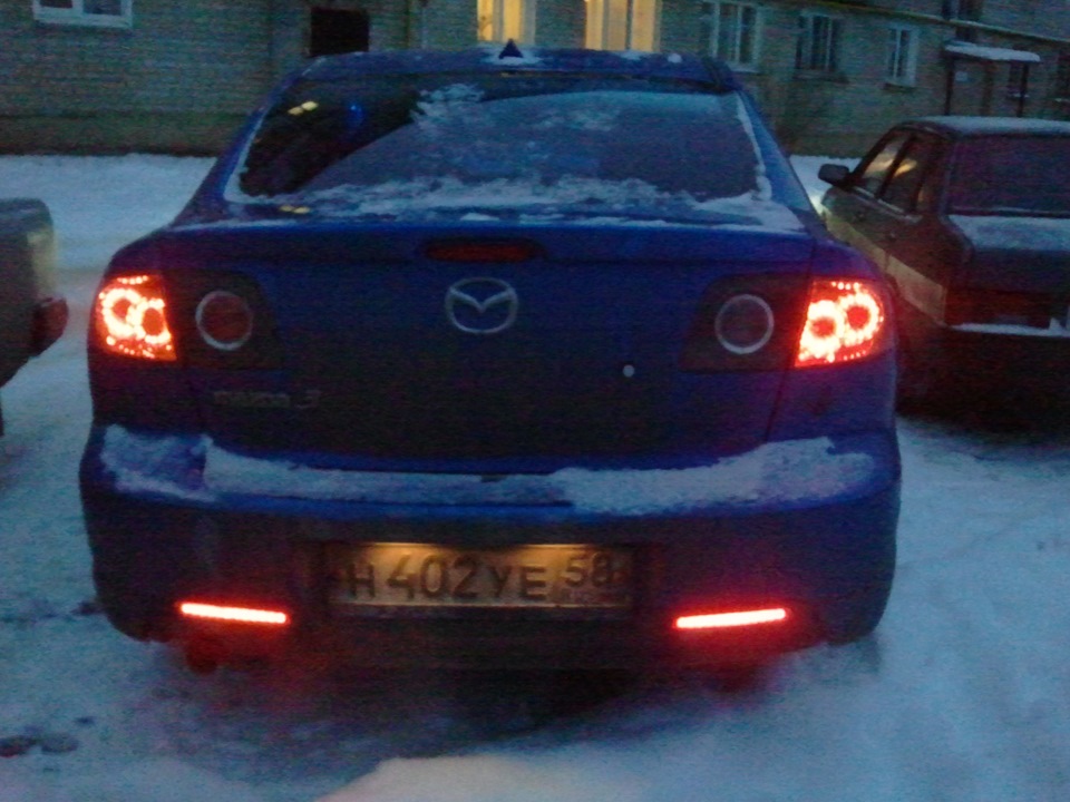 Задняя фара мазда 3. Свет заднего хода Mazda 3 BK. Дополнительный свет Ближний Мазда 3 БК. ДХО Мазда 3 БК. Мазда 3 седан дополнительный свет.