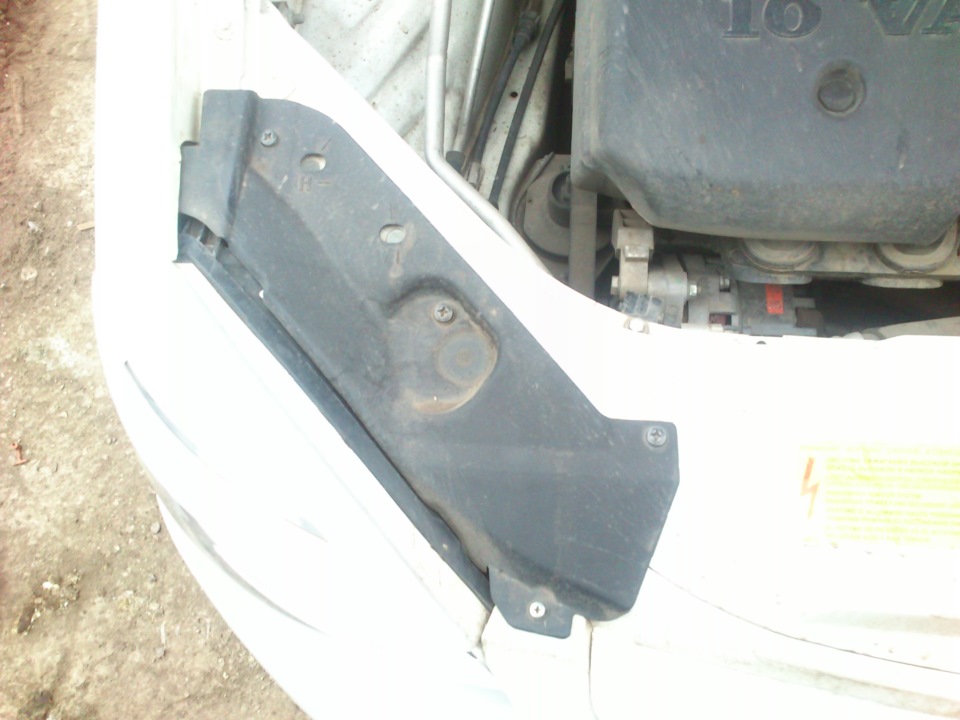 Решил покрасить фарную пластмасу под капотом — Lada Приора хэтчбек, 1,6 ...