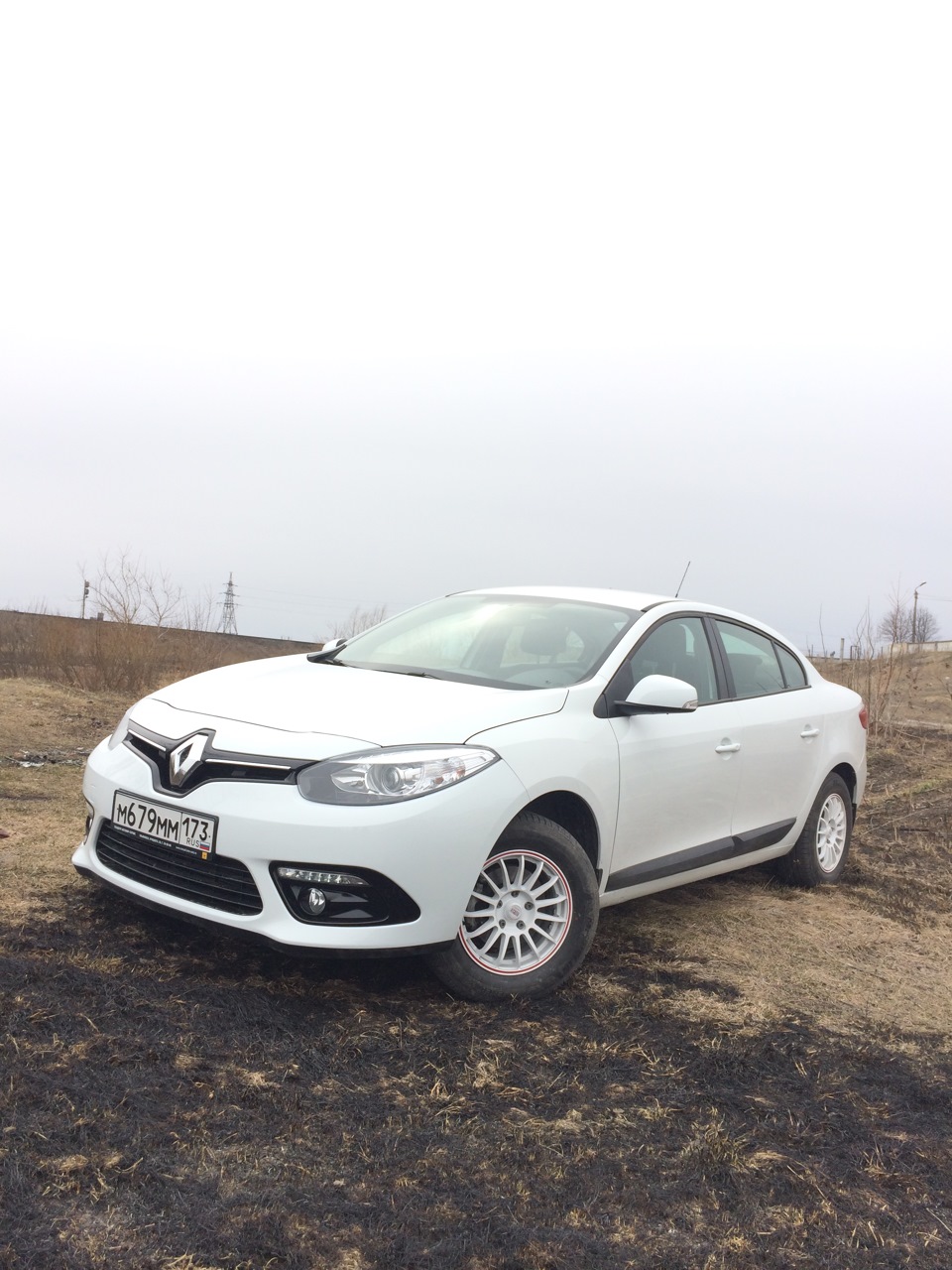 Белый рено террористов. Renault Fluence белый. Рено Флюенс 2013 белый. Renault Fluence белого цвета. Рено Флюенс 2014 бежевый.