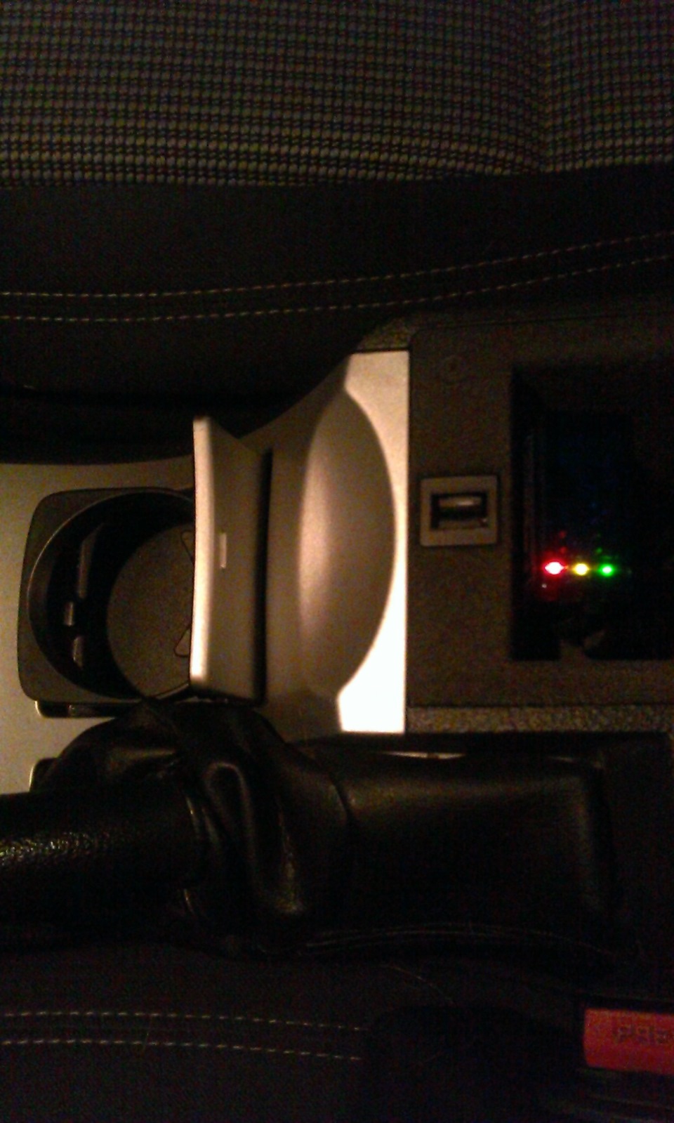 Подлокотнику не мешает, все закрывается не задевает его! — Peugeot 407