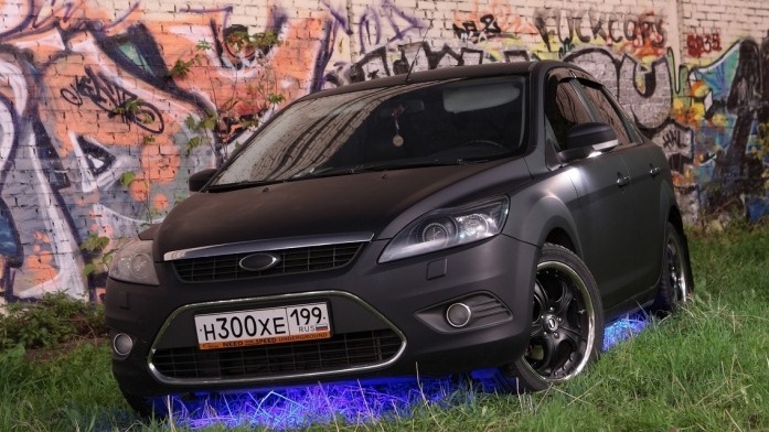 Синий Ford Focus 2 седан в пленке