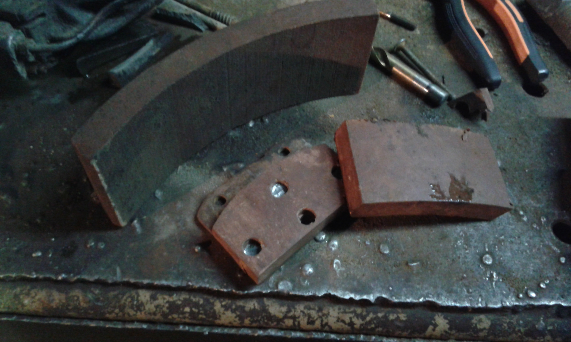 накладки тормозных колодок. скоба задних тормозных колодок 2107. тормозные колодки своими руками. тормозные колодки на мотоцикл иж юпитер 5. клепание колодок.