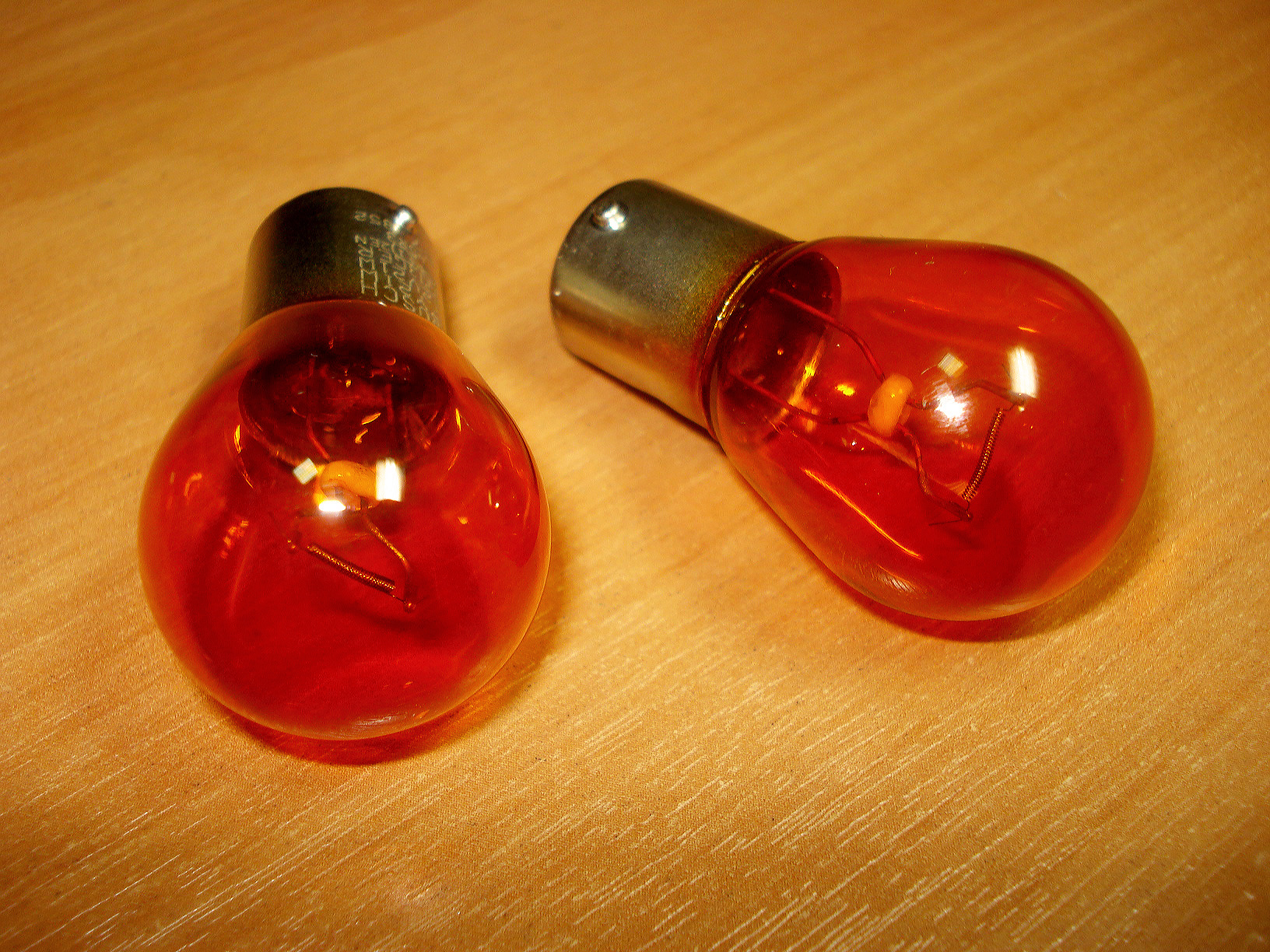 Лампочка 1 красный цвет. Оранжевая лампа накаливания. Цапонлак лампочки. Покрасить лампочки для поворотника. Покраска лампочек цапонлаком.