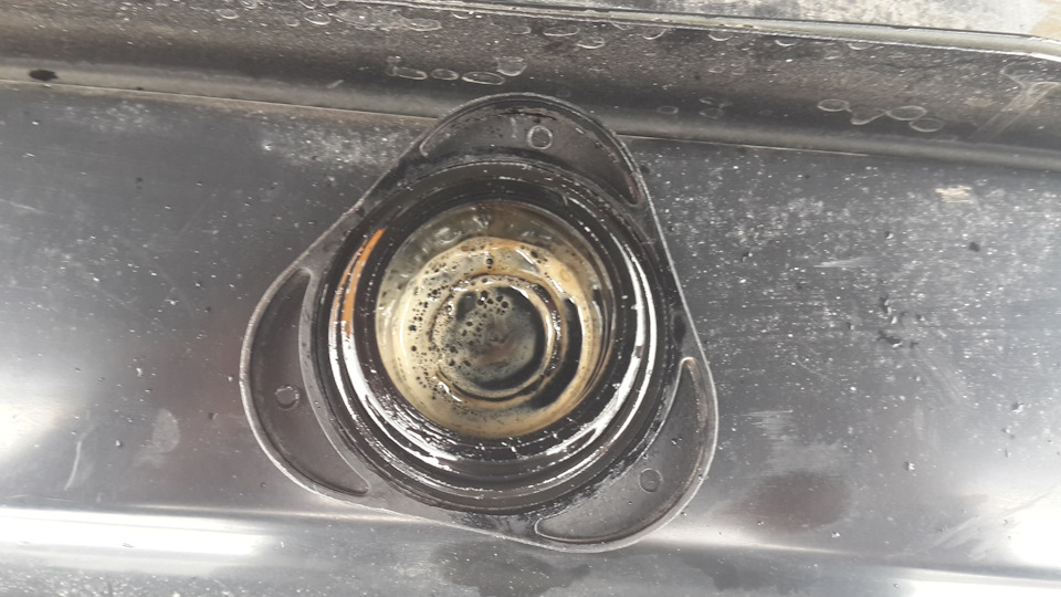 не так давно менял масло в двигателе, и заметил конденсат на заливной ...