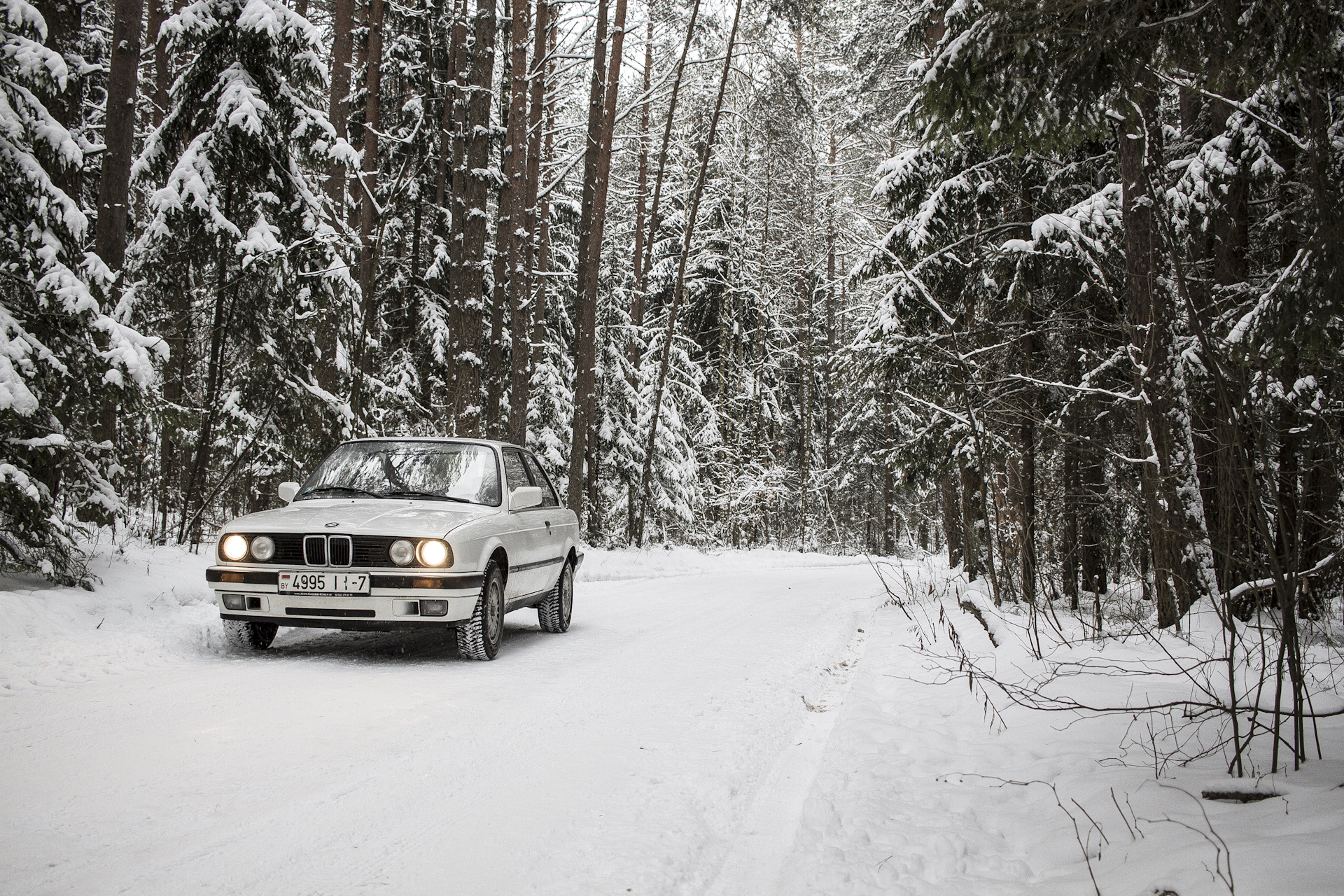 Бмв зимой фото. Старая БМВ зима. Старенькая БМВ зимой. BMW Старая модель в снегу. Машины БМВ зима белые в новой будке 2021 года.