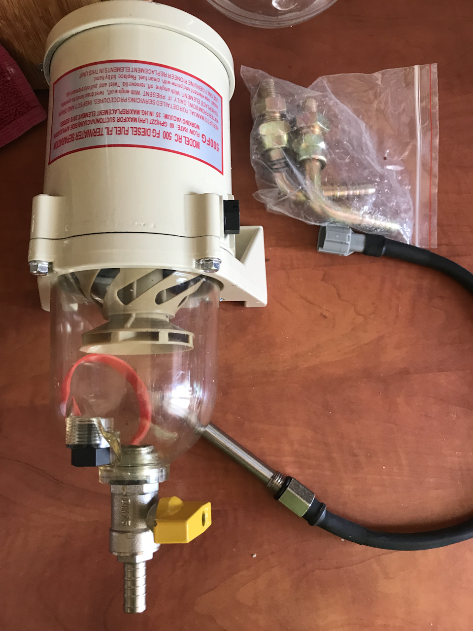 Сепаратор топлива dahl-65. Крепление сепаратора. Крепление для сепаратора. Установка сепаратора. Сепаратор на грузовик.