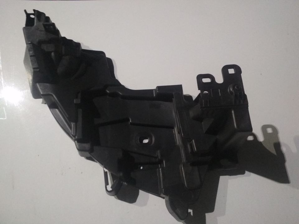 FF3U48242 — крепление правой фары (площадка под фару фирмы RUFF) — Renault Fluence