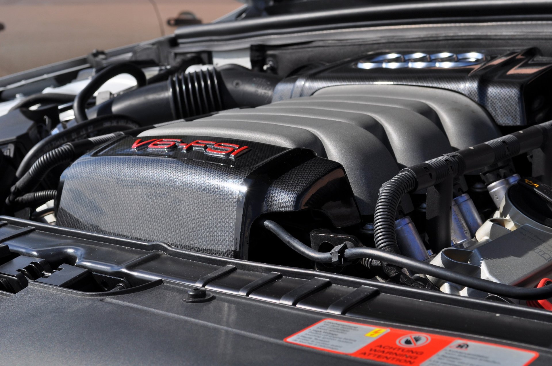 Ну, и последним штрихом стала красная надпись — Audi A4 (B8)