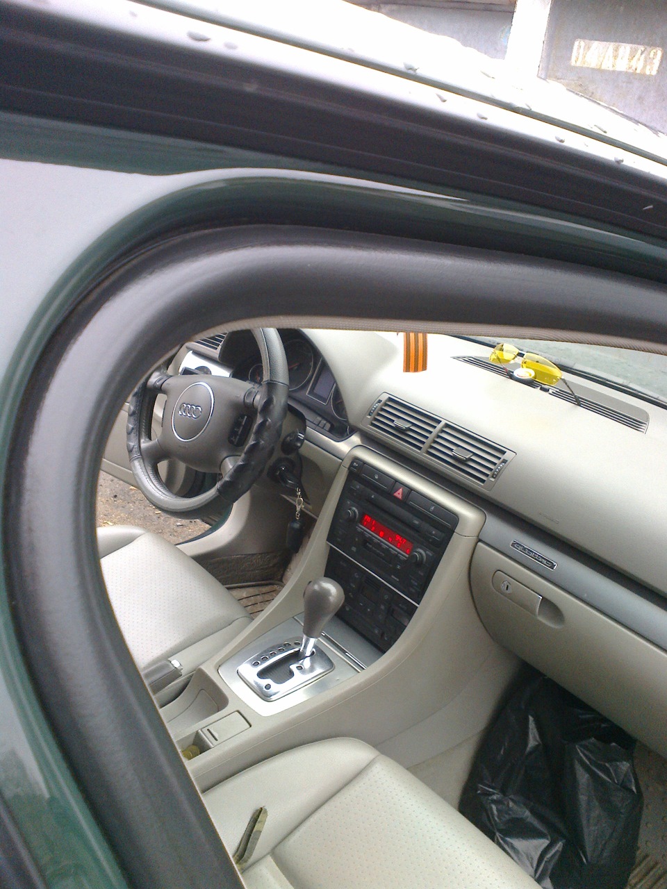 Обработка силиконом уплотнителей дверей. — Audi A4 (B6), 1,8 л, 2002 ...