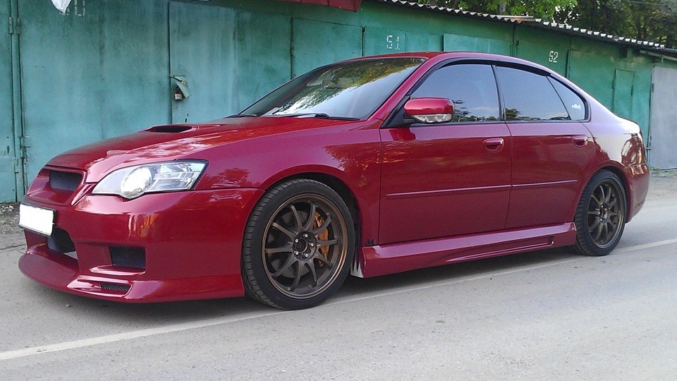 Розовая Subaru Legacy