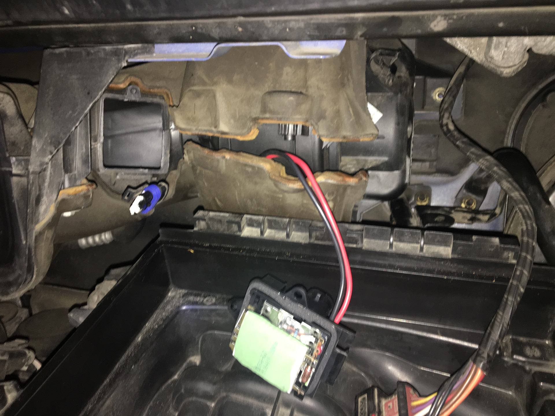 Замена реостата(резистора) печки — Renault Trafic (2G), 2 л, 2006 года ...