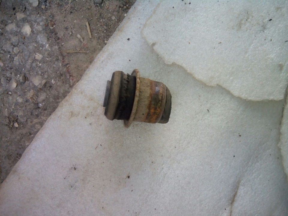 Очередной приход ручного зуда. Замена сайлентблоков верхних рычагов ...