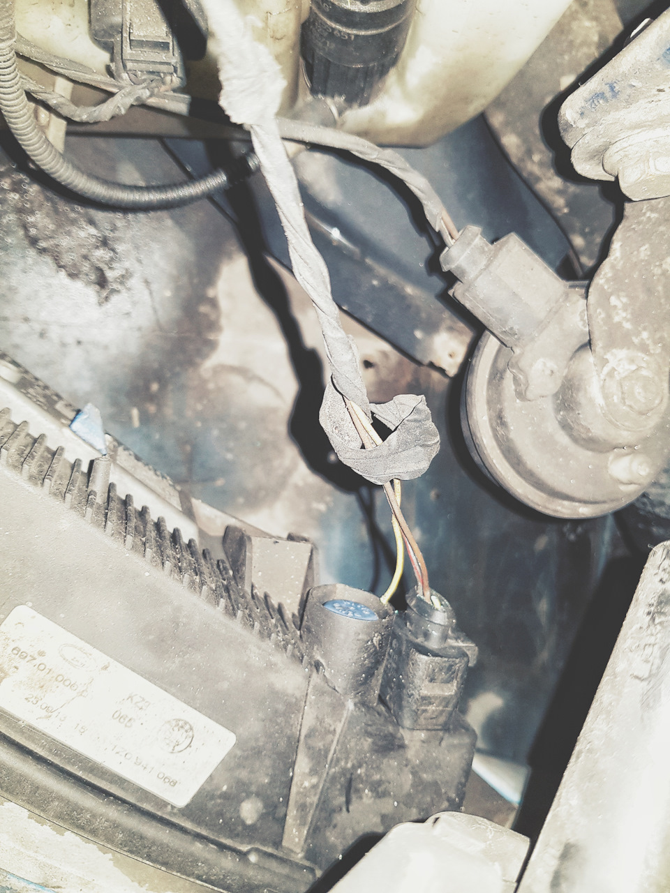 Из трех целым был только один. Второй уже отвалился, а третий в надломленном состоянии доживал свои дни… — Skoda Octavia RS A5 Mk2. Запчасти на фото: 1Z0941068