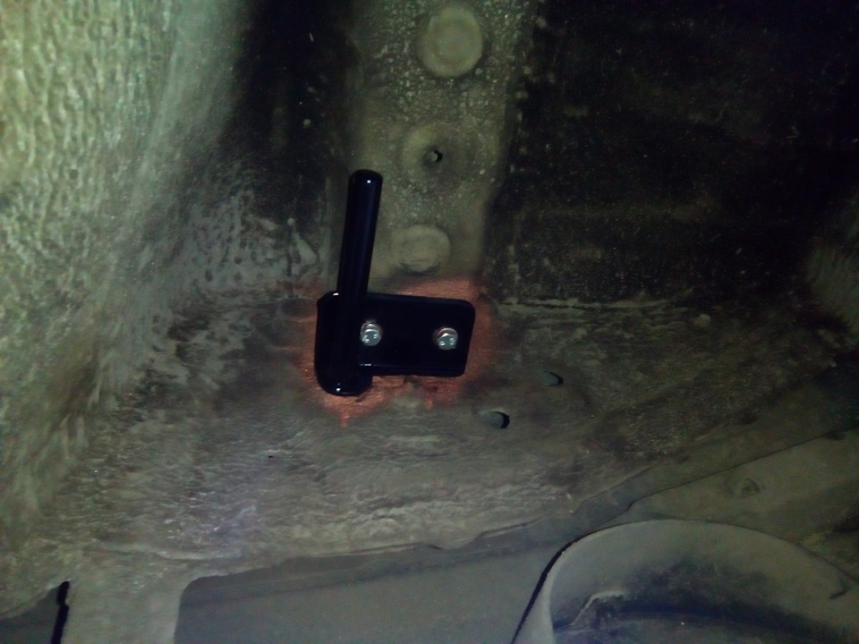 Кронштейн готов, зеркальный брат-близнец правой стороны. — Subaru Forester (SJ)