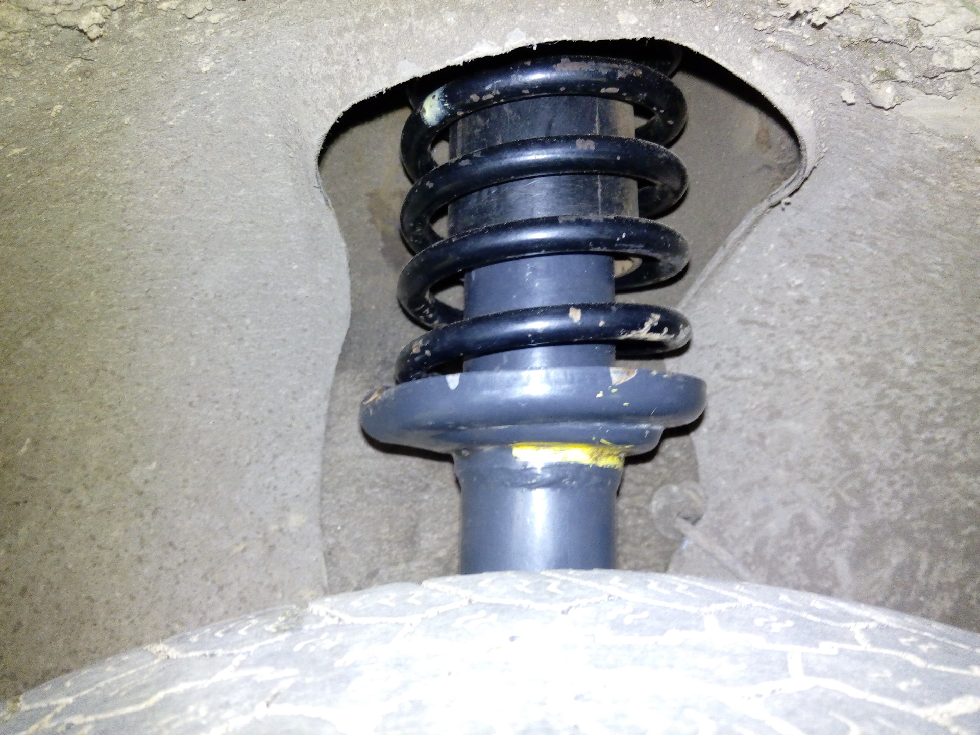 Проверка стоек амортизаторов. Пробило стойку амортизатора. Изношенный амортизатор. Пробитая стойка амортизатора передняя. Переделка задних амортизаторов allroad.