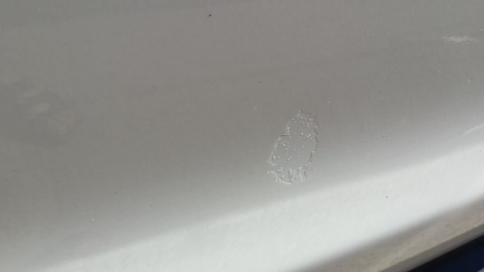 ниссан жук код краски где находится. 7ecc6f6s 960. ниссан жук код краски где находится фото. ниссан жук код краски где находится-7ecc6f6s 960. картинка ниссан жук код краски где находится. картинка 7ecc6f6s 960. Случилась маленькая неприятность на дорогах Беларуси …Ехали мы по пустой трассе, никого не трогали, навстречу лишь одинокий трактор, подстригающий газон, но, стоило нам с ним поравняться, как отлетает от него кусок твердой земли. Конечно, куда еще ему попасть на пустой трассе, как не в нас?Результат на лицо, точнее на бампере жука: