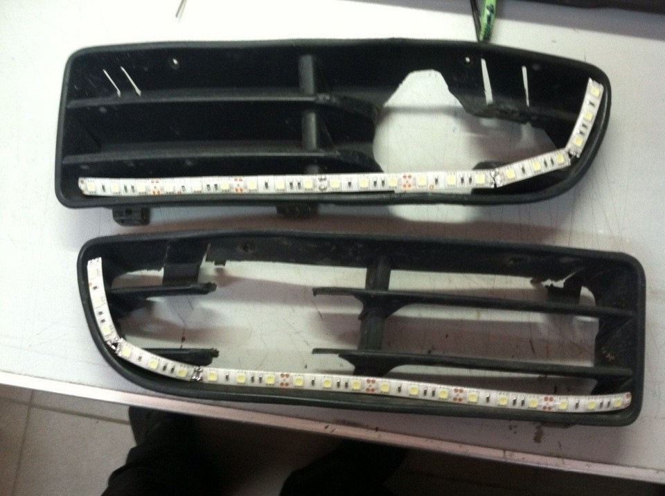 Ходовые огни в решетку. Ходовые огни в решетку. Дхо на ваз 2110 в решётку. Решетка бампера с дхо солярис. Туманки на радиаторную решётку рено.