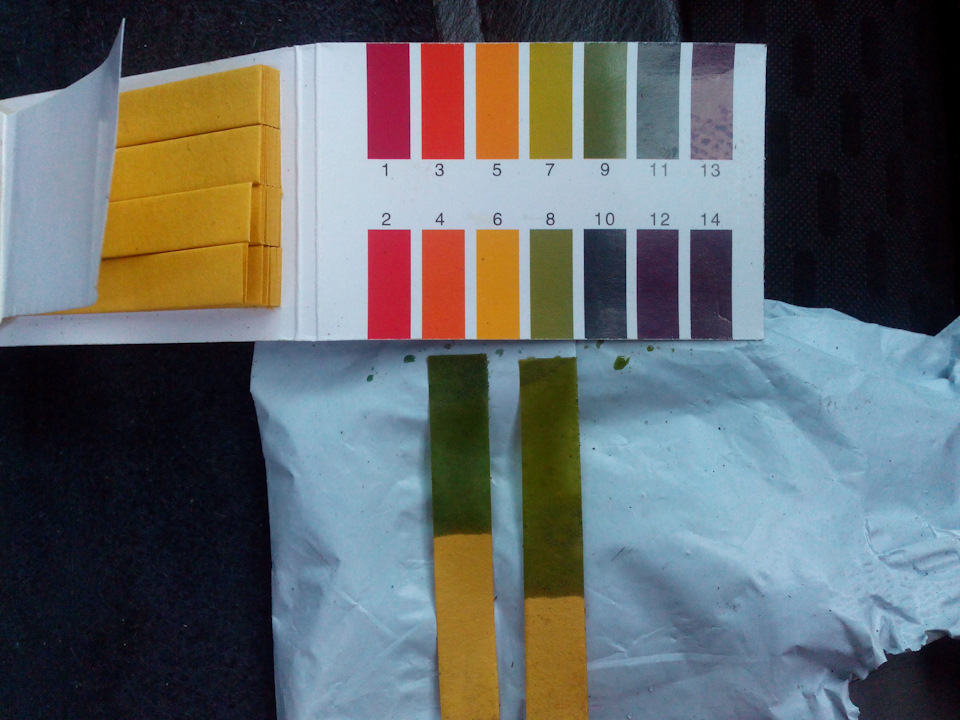 слева новая жижа G12 из канистры, справа ОЖ из бачка pH примерно 7-8, что в пределах нормы — Skoda Fabia Mk2