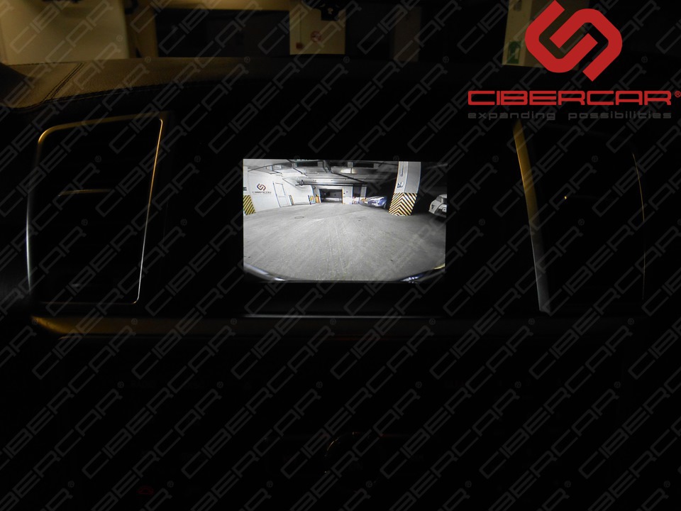 Вид с камеры переднего вида Mercedes-Benz GL в подземном паркинге.