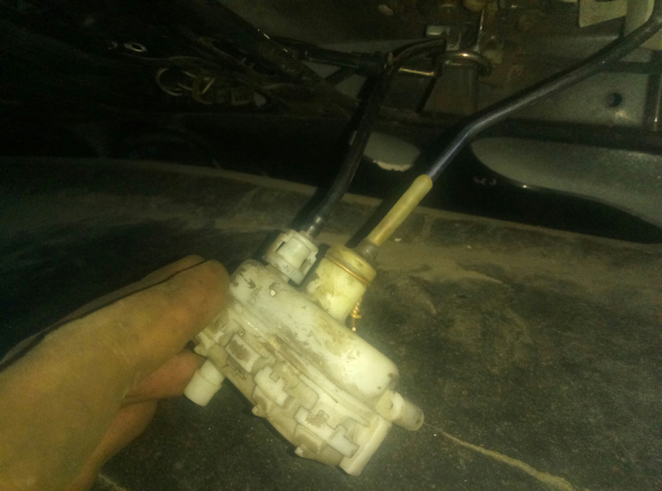 креативный ремонт привода замка багажника — Audi A6 (C4), 2,6 л, 1996 года своими руками DRIVE2