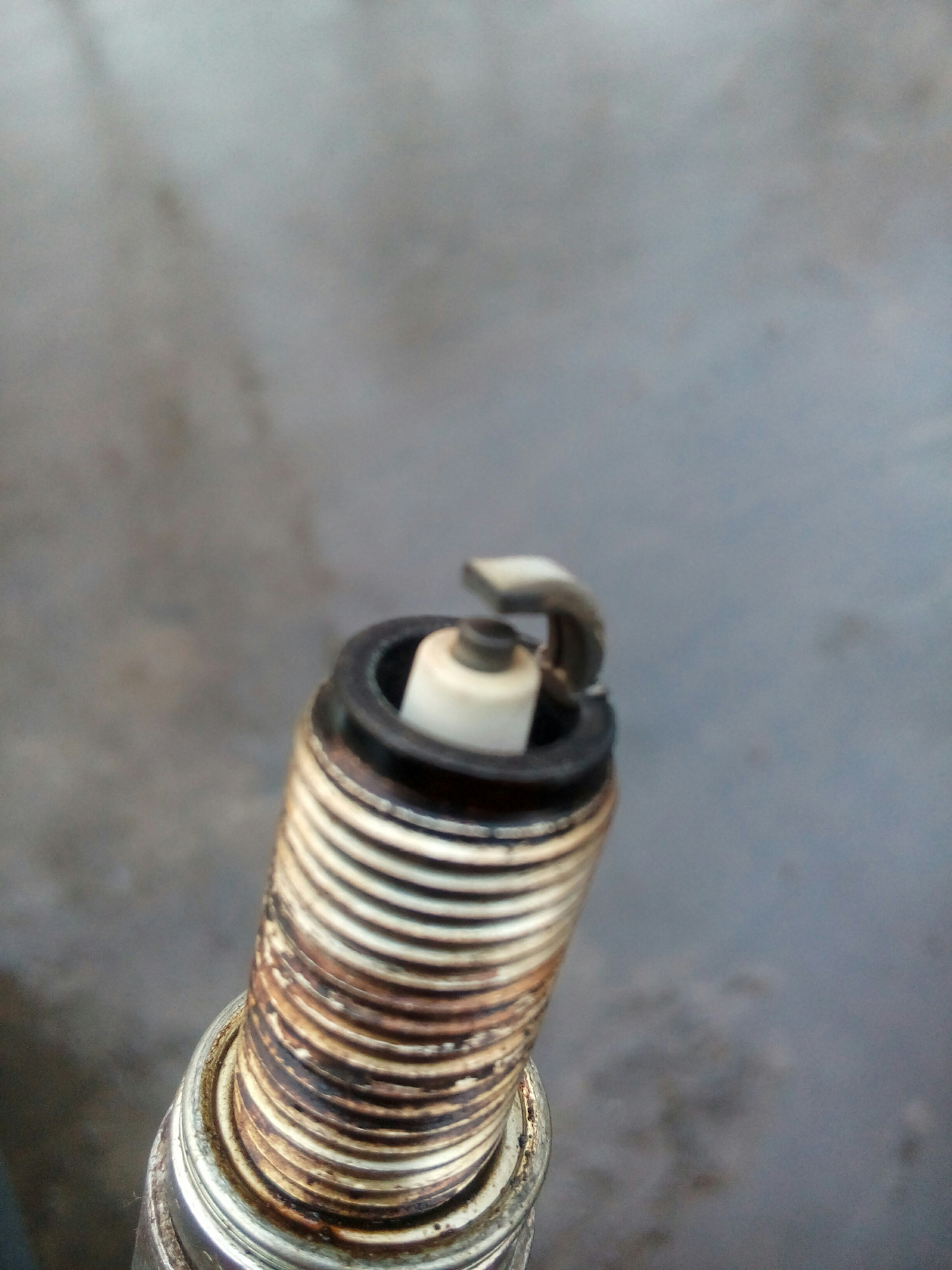 Свечи зажигания nissan wingroad 2000. Автомобильные свечи после пробега. Пробивает свечи на урале. Пробитая свеча. Первая в мире свеча bosch.