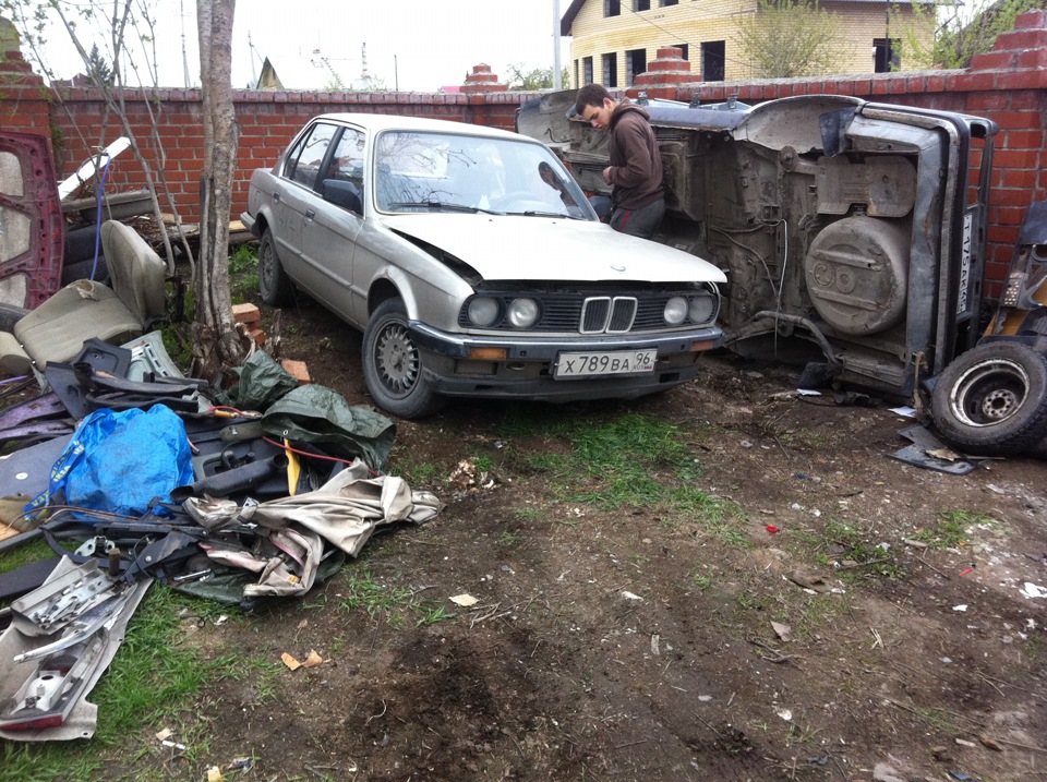 Полон двор. БМВ е30 ржавое ведро. БМВ ржавая во дворе. БМВ ведро гнилое. БМВ это старое ведро.