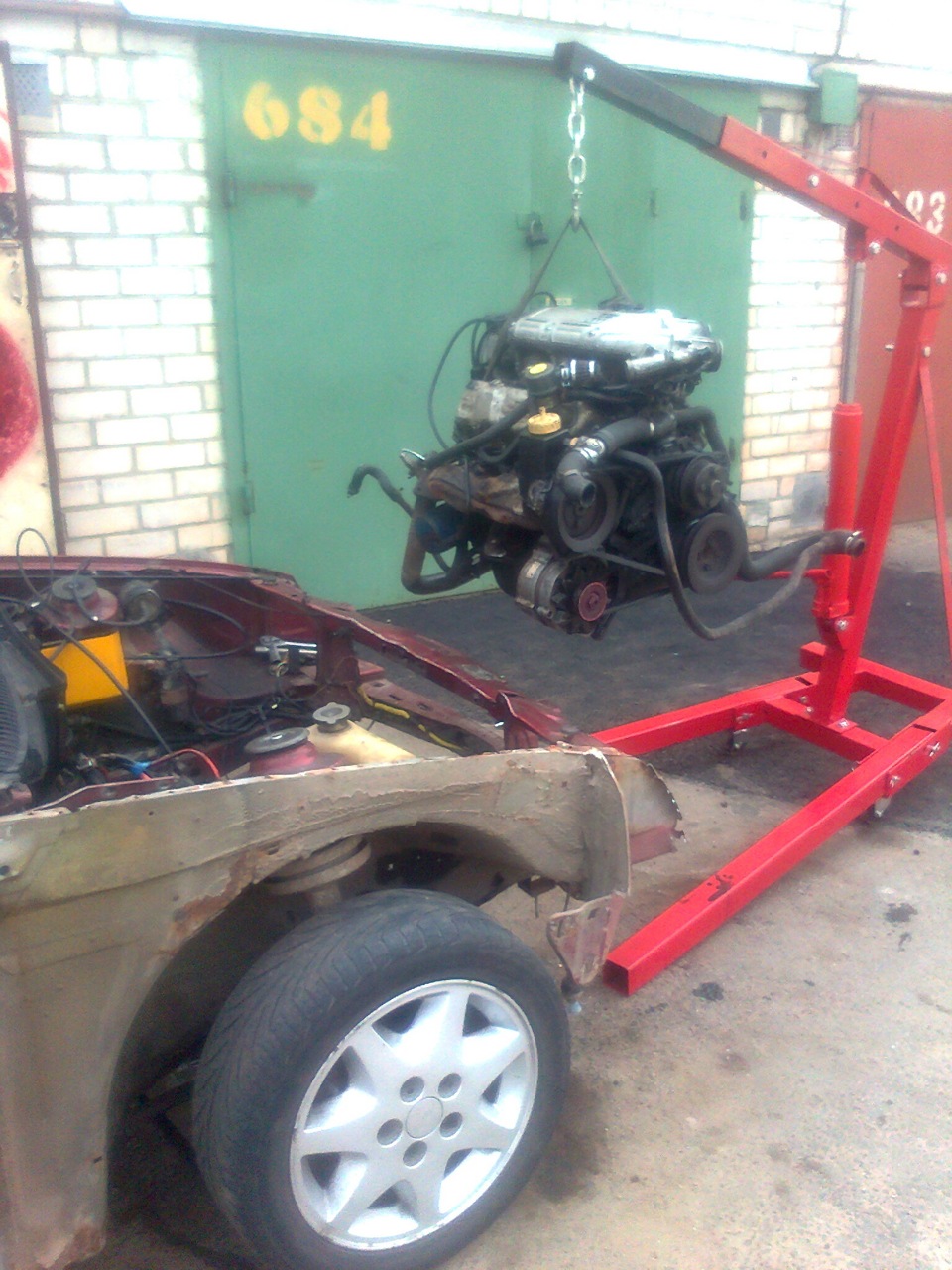 Тренога для снятия двигателя. Как приподнять двигатель. Кран для снятие двигателя уаз буханка. Как приподнять двигатель. Снятие двигателя в гараже.