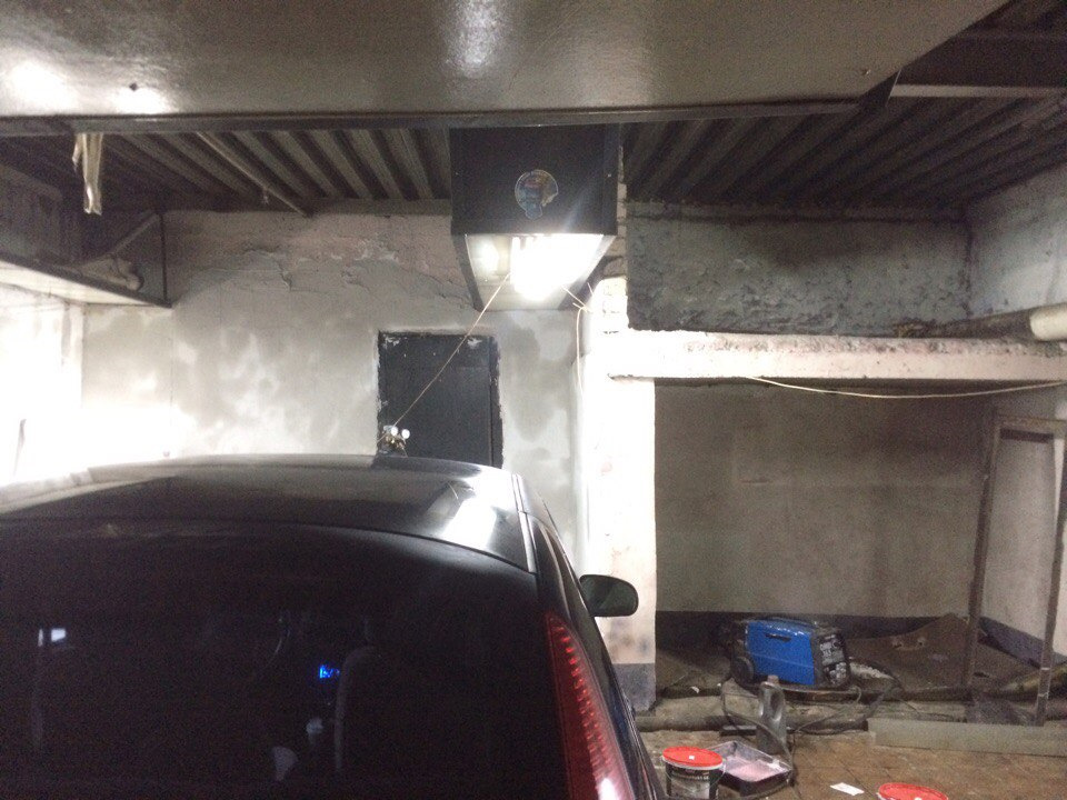 конденсат в металлическом гараже