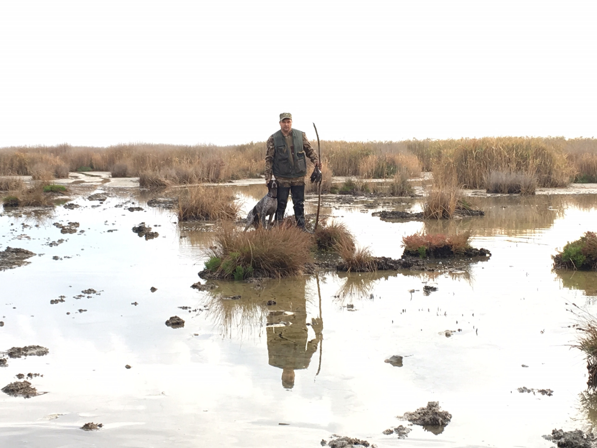 охотник болота. архангельские болота. охотник на болоте. охотник в лесу. охота на гуся весной в архангельской области.