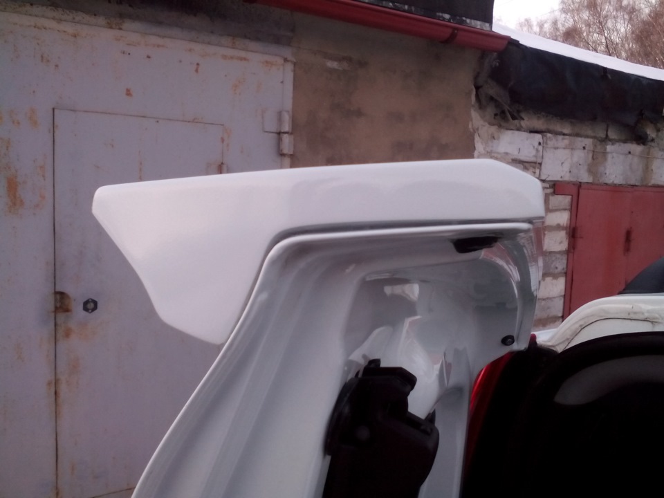 посадил спойлер на прозрачный силикон — Lada Ларгус