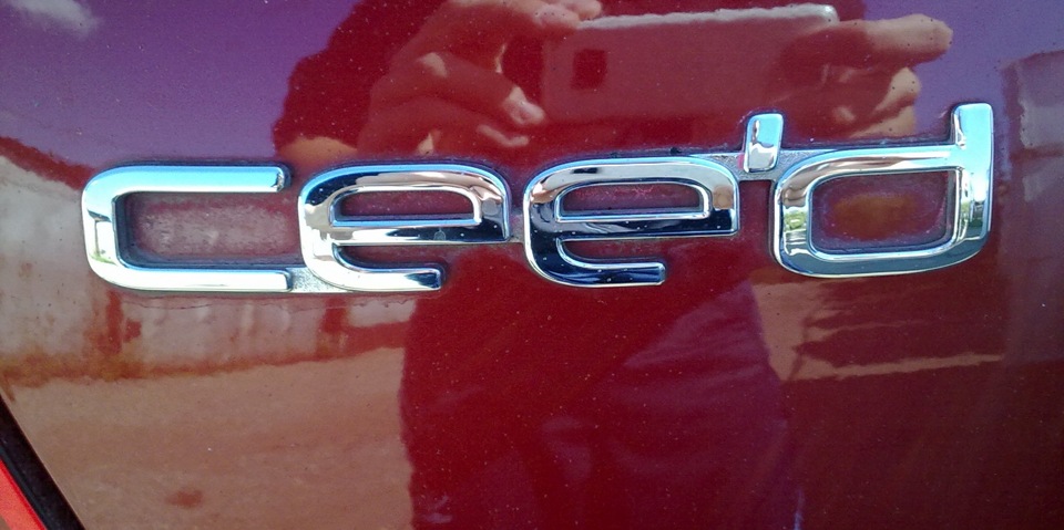Значок "Ceed" — KIA Ceed (1G), 2 л, 2011 года | стайлинг | DRIVE2