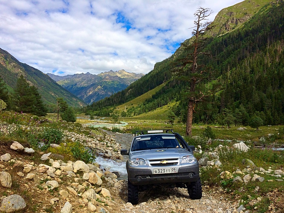 Алтайская нива. Нива Шевроле в горах. Chevrolet Niva Travel. Шевроле Нива на горе. Шеви Нива по горам.