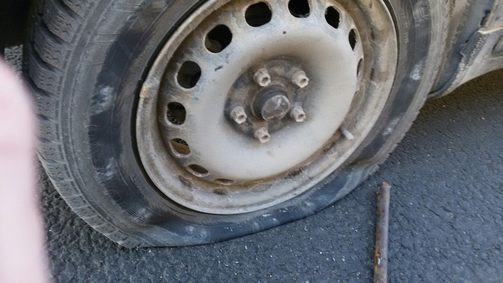 Два пробитых колеса. Два пробитых колеса. Пробила 2 колеса. Два пробитых колеса. Попадание колеса в яму.