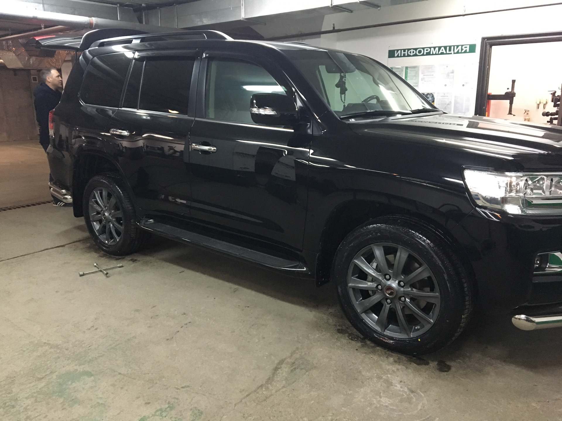 Диски 200. 285 50 R20 Land Cruiser 200. Диски на Тойота ленд Крузер 200. Toyota Land Cruiser r20 2016.