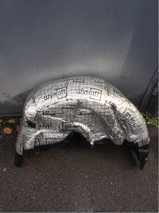 Подкрылки 4runner 215. Шумоизоляция подкрылок ваз 2107. Виброизоляция подкрылков. Шумоизоляция локера форд фокус 3. Виброизоляция подкрылков.