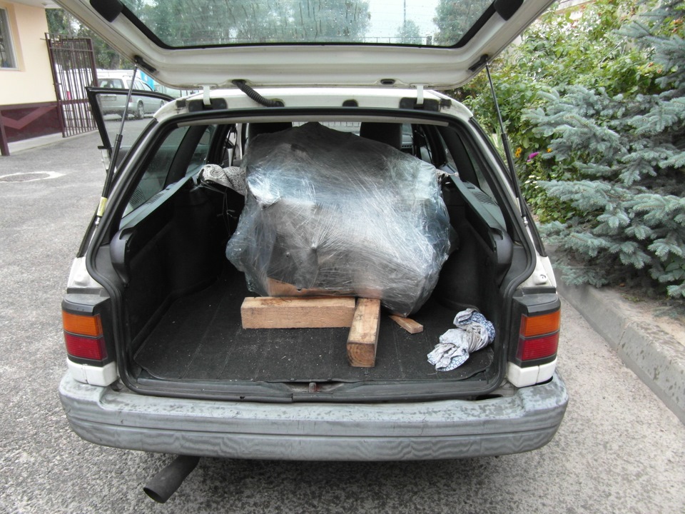 Тележка для погрузки 4 тактного лодочного мотора. Перевезти мотор. Двигатель в багажнике. Перевозка двигателя в багажнике. Перевозка двигателя.