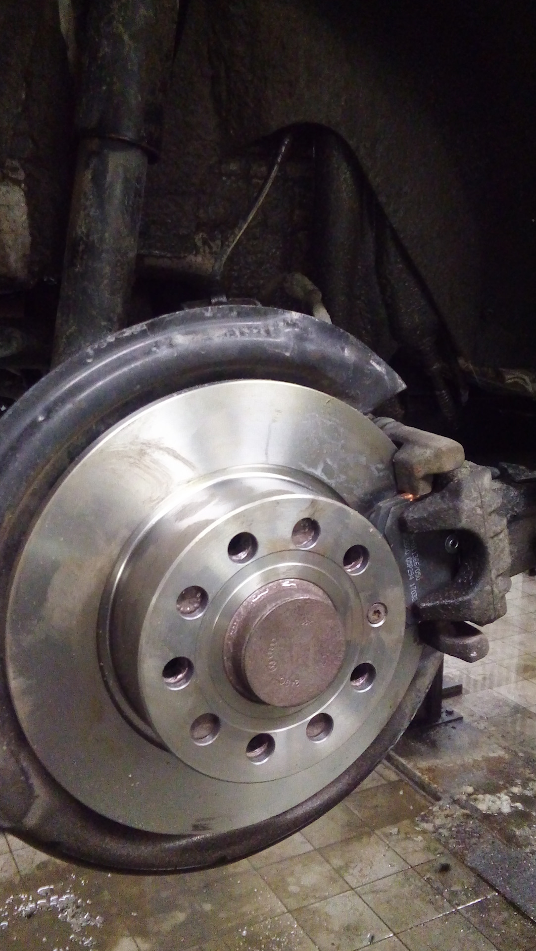 Новые задние тормоза и лампочки на габариты — Volkswagen Jetta VI, 1,4 ...